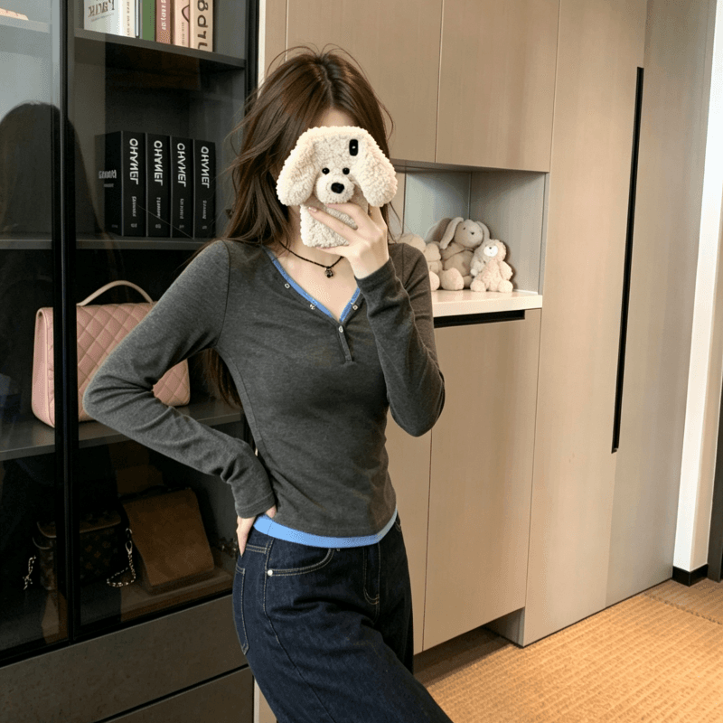 실사 2026 가을 새로운 페이크 레이어드 V넥 만나는 긴팔 티셔츠 여성 홍콩 느낌 chic 몸매 가꾸기 다용도 맨위 상세 이미지 1