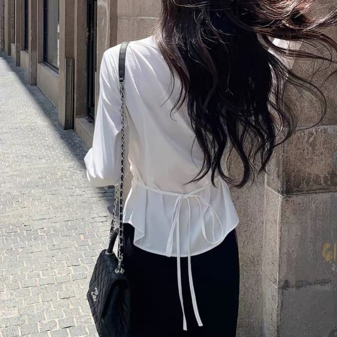 주문 재고 있음 화이트 V넥 허리 수축 긴팔 여성 셔츠 수 있습니다. 조정 레이스업 디자인 센스 맨위 상세 이미지 6