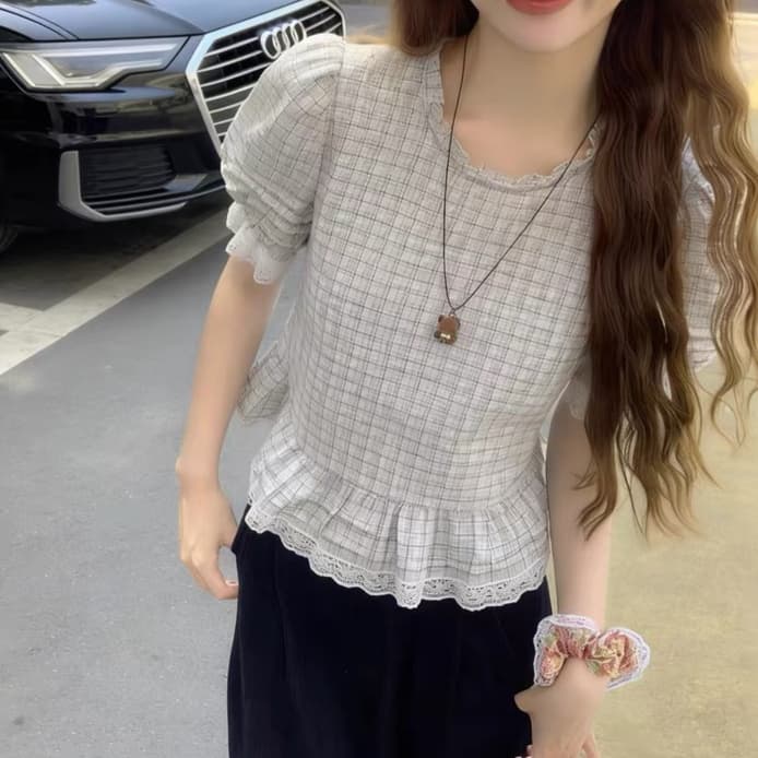 주문 재고 있음 여름 켜기 새로운 디자인 센스 한 부서 프릴 라운드 넥 체크무늬 레이스 패치워크 셔츠 연령 감소 작은 셔츠 이미지 2
