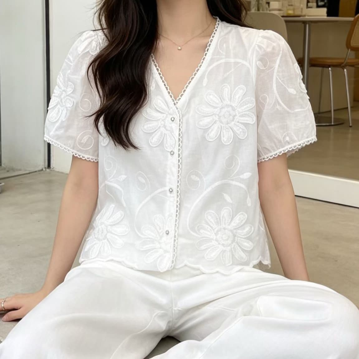 주문 재고 있음 프랑스식 고급 센스 자수 Chic V넥 반팔 셔츠 여름 새로운 품격 연령 감소 작은 셔츠 맨위