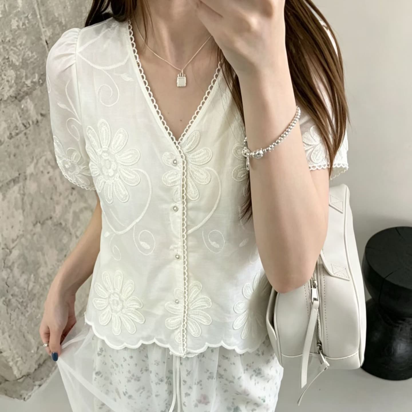 주문 재고 있음 프랑스식 고급 센스 자수 Chic V넥 반팔 셔츠 여름 새로운 품격 연령 감소 작은 셔츠 맨위 상세 이미지 5