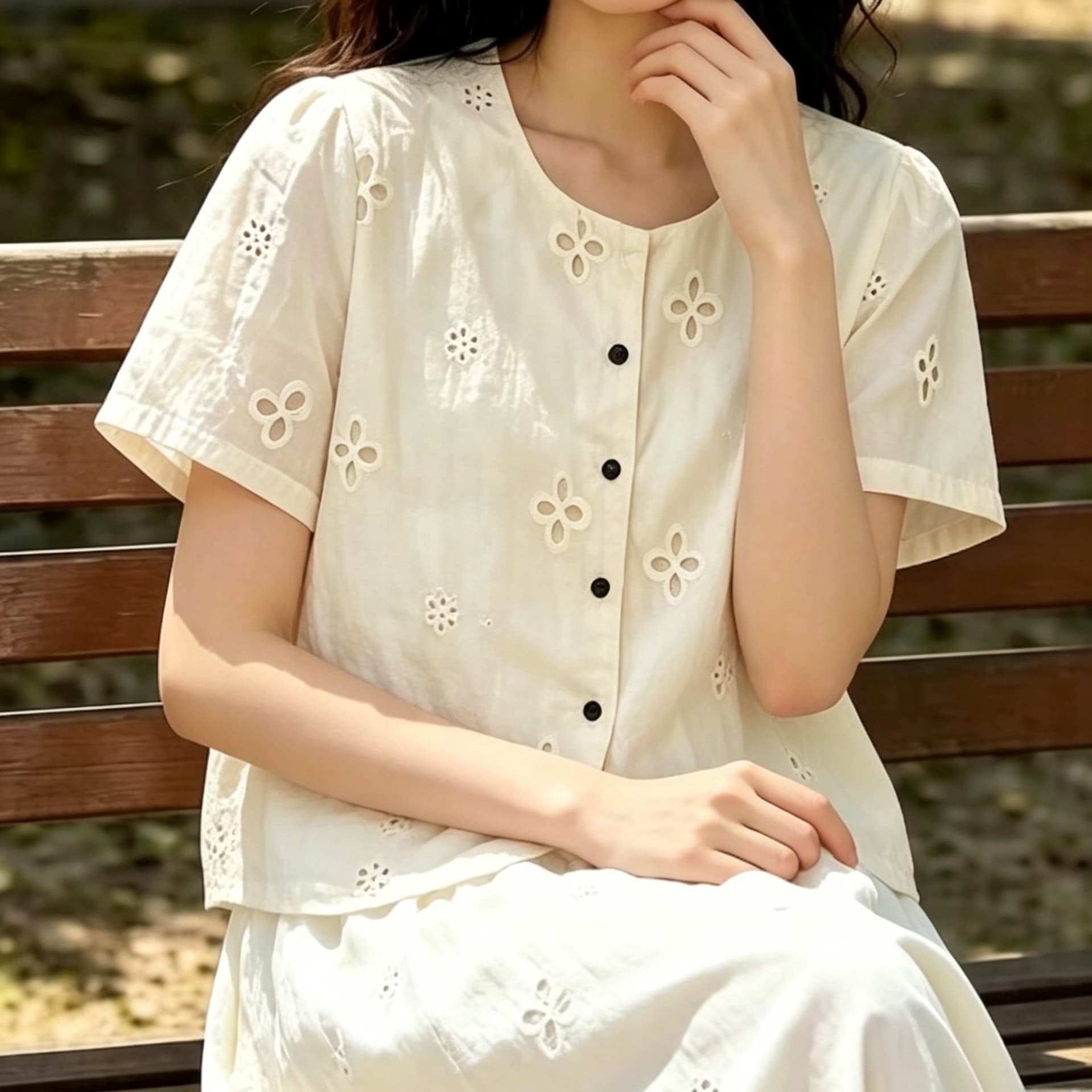 주문 재고 있음 프랑스식 홀로우 아웃 자수 반팔 여성 셔츠 여름 디자인 센스 품격 연령 감소 슬림해 보이는 맨위