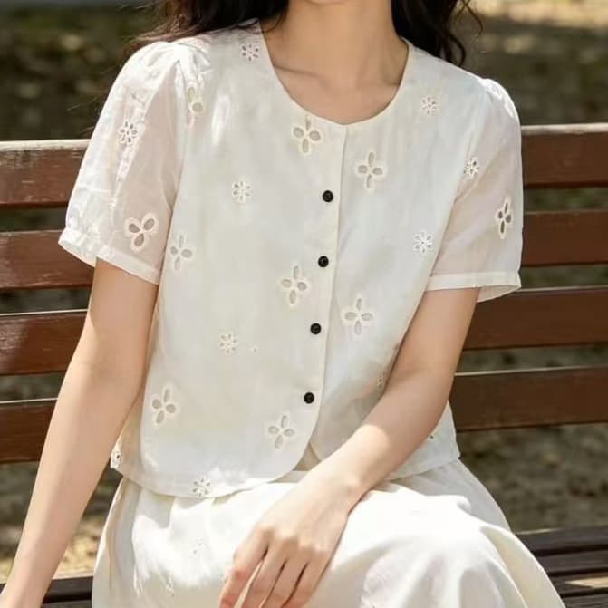 주문 재고 있음 프랑스식 홀로우 아웃 자수 반팔 여성 셔츠 여름 디자인 센스 품격 연령 감소 슬림해 보이는 맨위 이미지 3