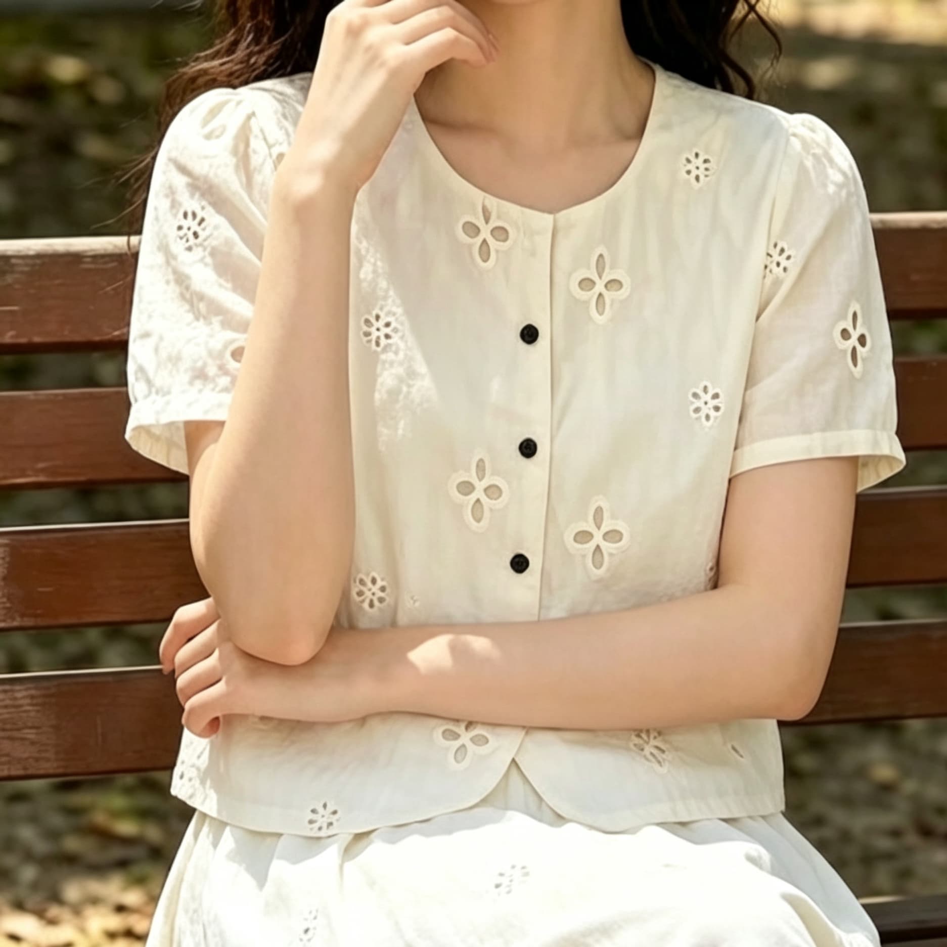 주문 재고 있음 프랑스식 홀로우 아웃 자수 반팔 여성 셔츠 여름 디자인 센스 품격 연령 감소 슬림해 보이는 맨위 상세 이미지 5