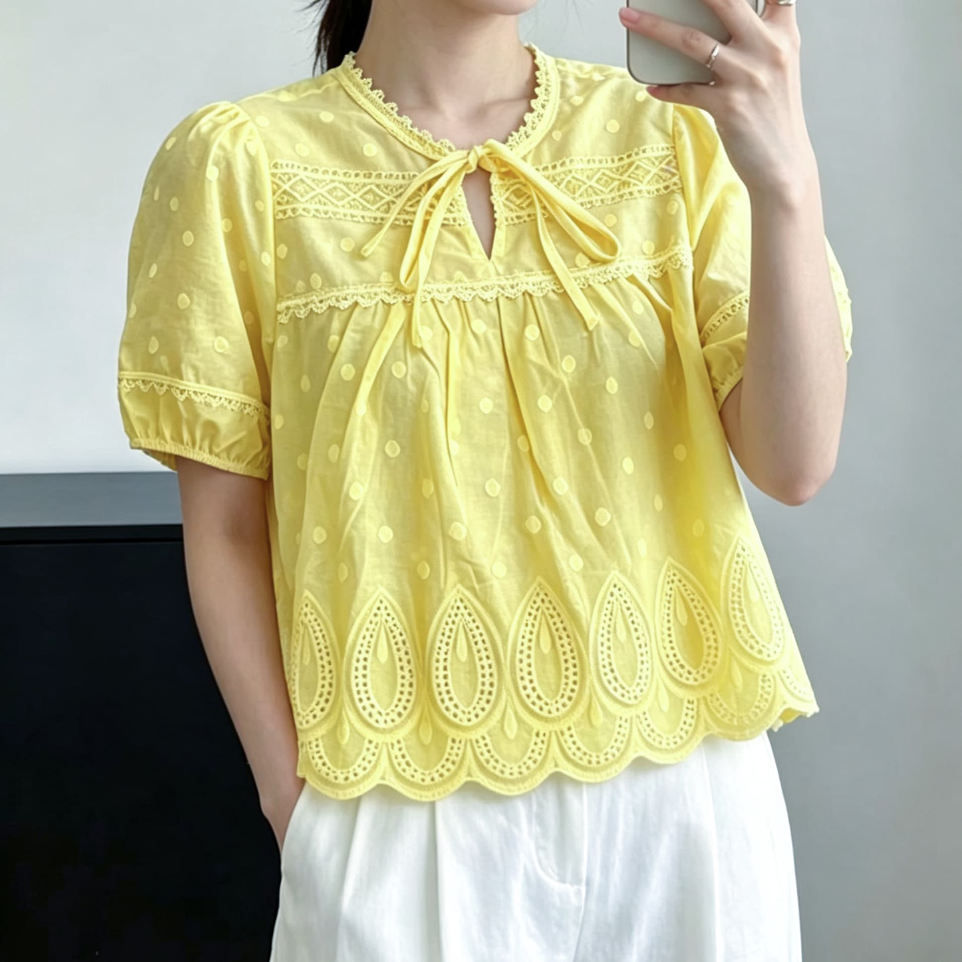 주문 재고 있음 자수 꽃 홀로우 아웃 라운드 넥 거품 소매 여성 셔츠 여름 새로운 나비 넥타이 반팔 맨위 상세 이미지 4