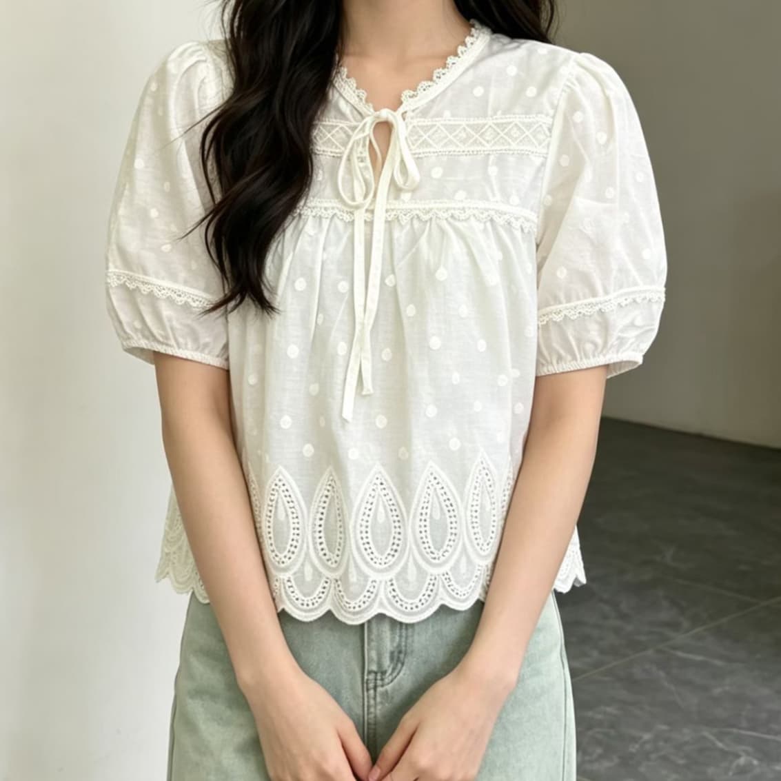 주문 재고 있음 자수 꽃 홀로우 아웃 라운드 넥 거품 소매 여성 셔츠 여름 새로운 나비 넥타이 반팔 맨위 상세 이미지 7