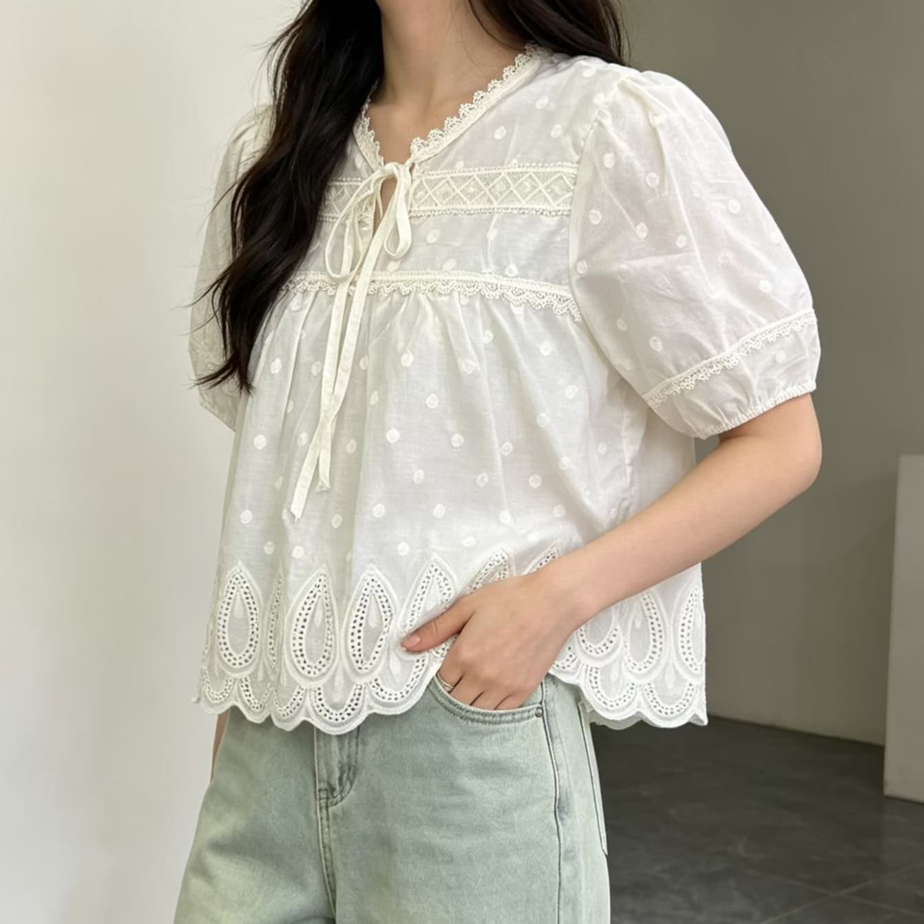 주문 재고 있음 자수 꽃 홀로우 아웃 라운드 넥 거품 소매 여성 셔츠 여름 새로운 나비 넥타이 반팔 맨위 상세 이미지 8