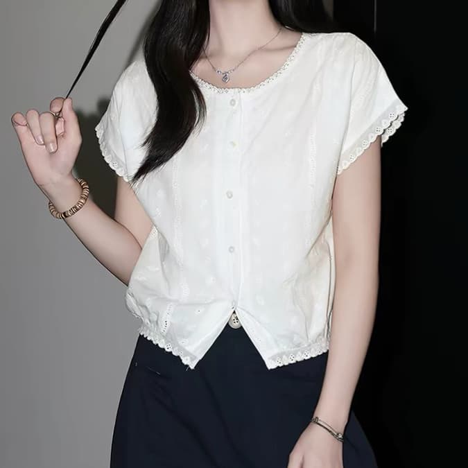 주문 재고 있음 프랑스식 화이트 홀로우 아웃 루즈핏 반팔 여성 셔츠 여름 한 부서 레이스 라운드 넥 작은 셔츠 맨위 상세 이미지 5
