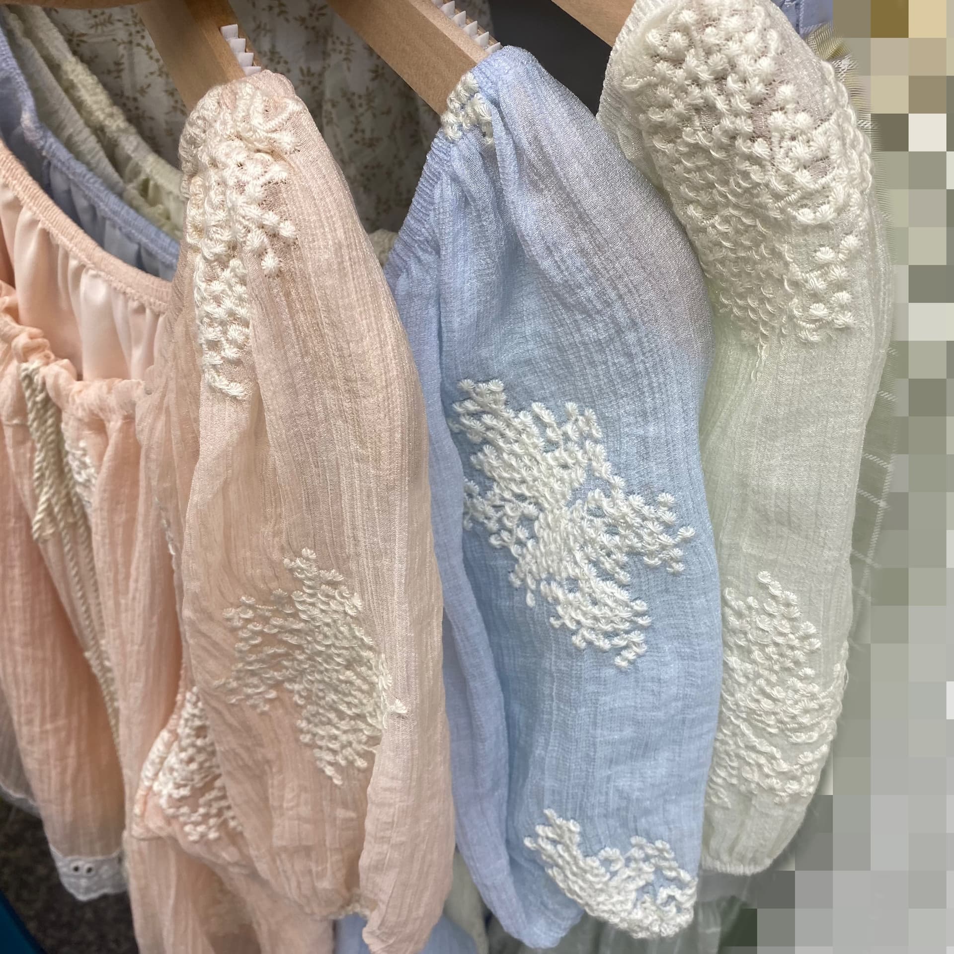 주문 재고 있음 하늘색 레이스 자수 쉬폰 반팔 여성 셔츠 여름 빅 사이즈 지방 mm 슬림해 보이는 인형 셔츠 맨위 상세 이미지 2