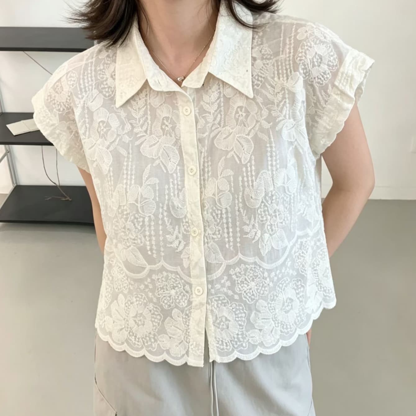 재고 있음 유럽 상품 폴로 칼라 홀로우 아웃 자수 민소매 티셔츠 여성 여름 패션 다용도 루즈핏 캐주얼 맨위 트렌디 이미지 5