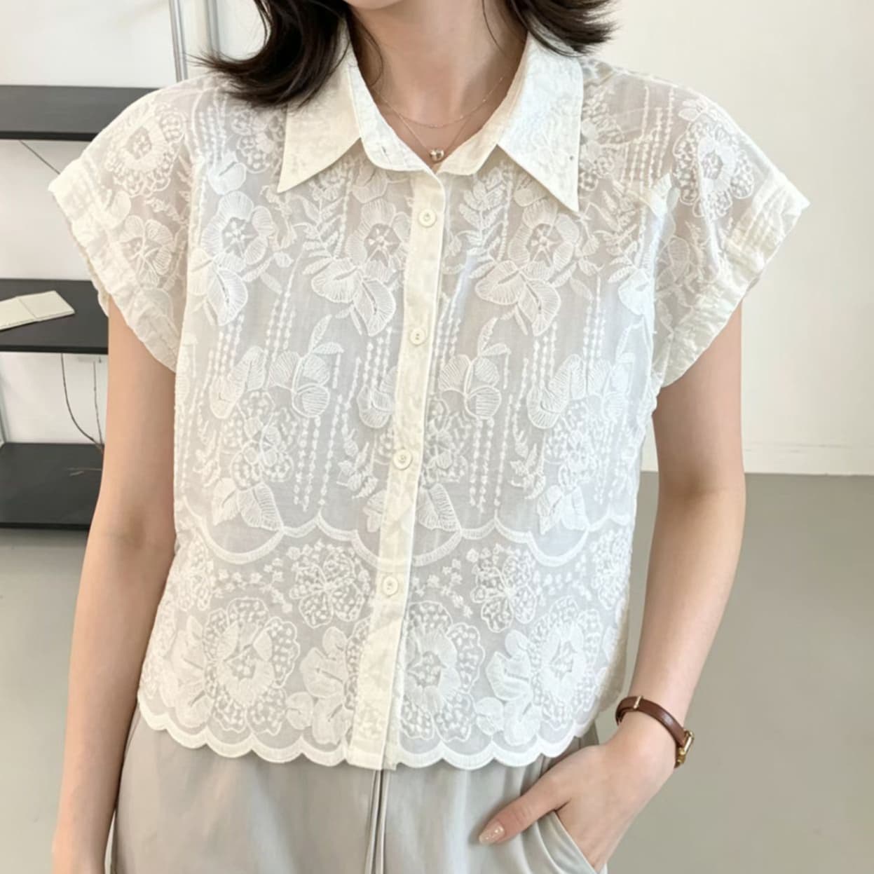 재고 있음 유럽 상품 폴로 칼라 홀로우 아웃 자수 민소매 티셔츠 여성 여름 패션 다용도 루즈핏 캐주얼 맨위 트렌디 상세 이미지 5