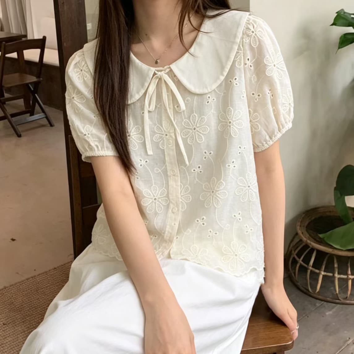 재고 있음 프랑스식 달콤한 스타일 자수 레이스업 베이비 칼라 반팔 여성 셔츠 여름 외국 가스 연령 감소 맨위 캐주얼 셔츠 상세 이미지 5