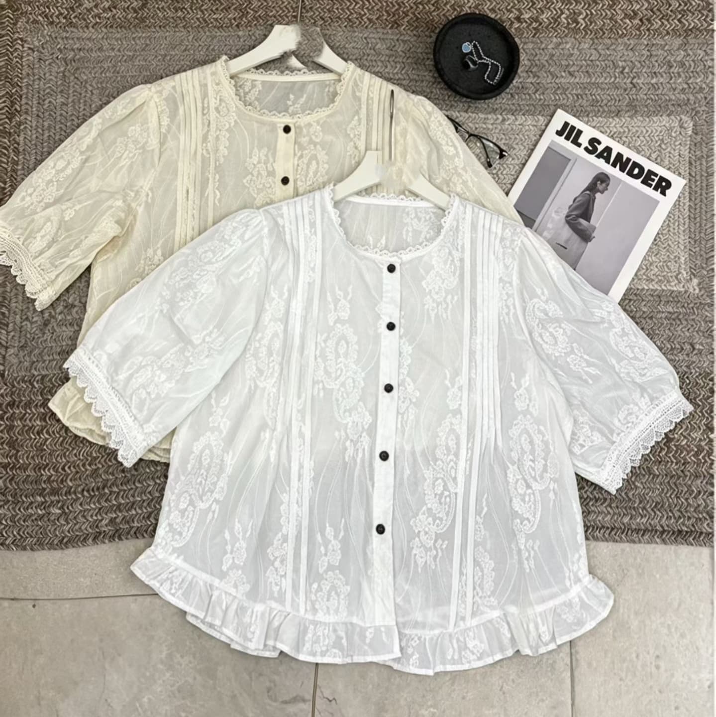 재고 있음 여름 새로운 반팔 한 스타일 레이스 접기 턱 장식 디자인 셔츠 라운드 넥 거품 소매 다용도 패션 맨위 상세 이미지 1