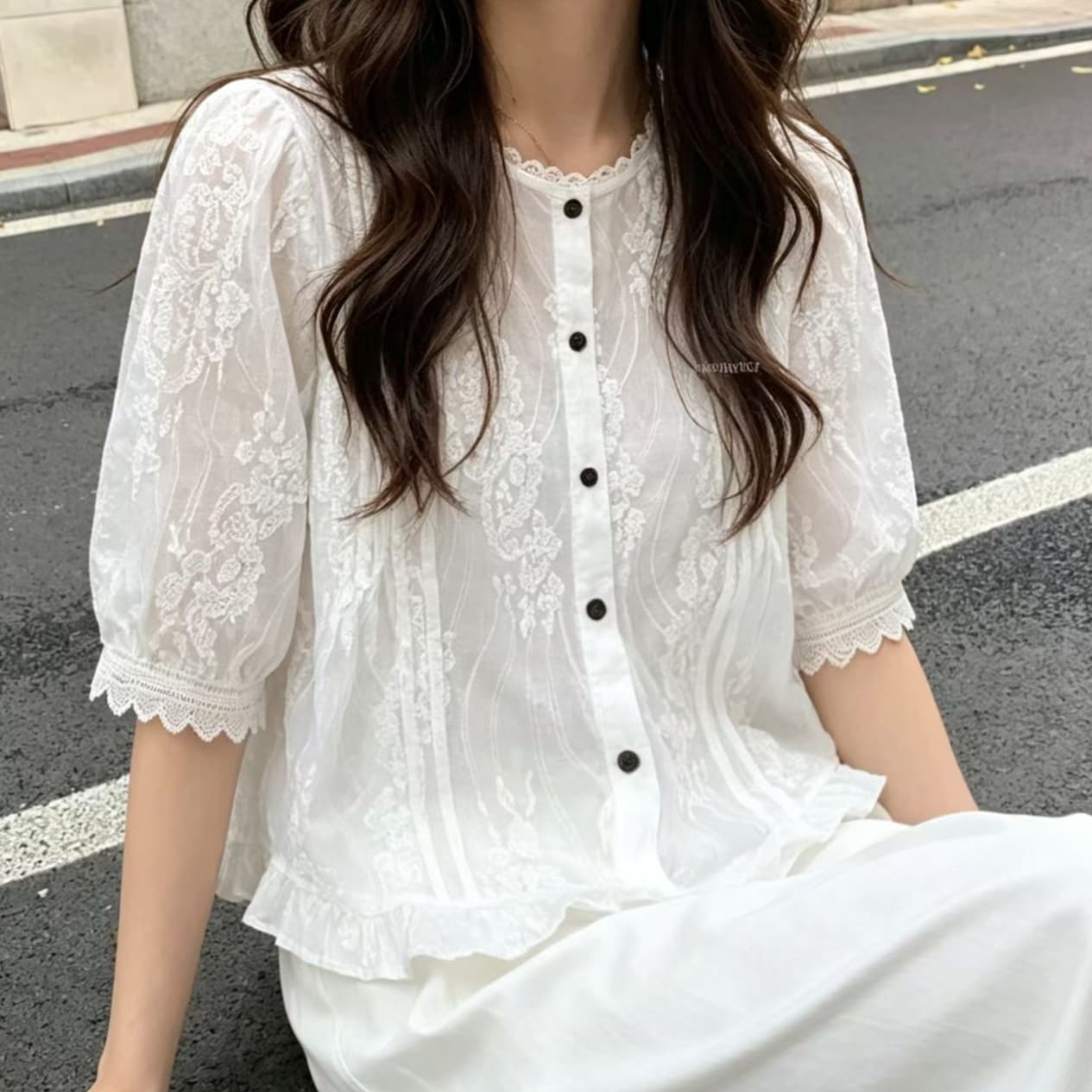 재고 있음 여름 새로운 반팔 한 스타일 레이스 접기 턱 장식 디자인 셔츠 라운드 넥 거품 소매 다용도 패션 맨위 상세 이미지 4