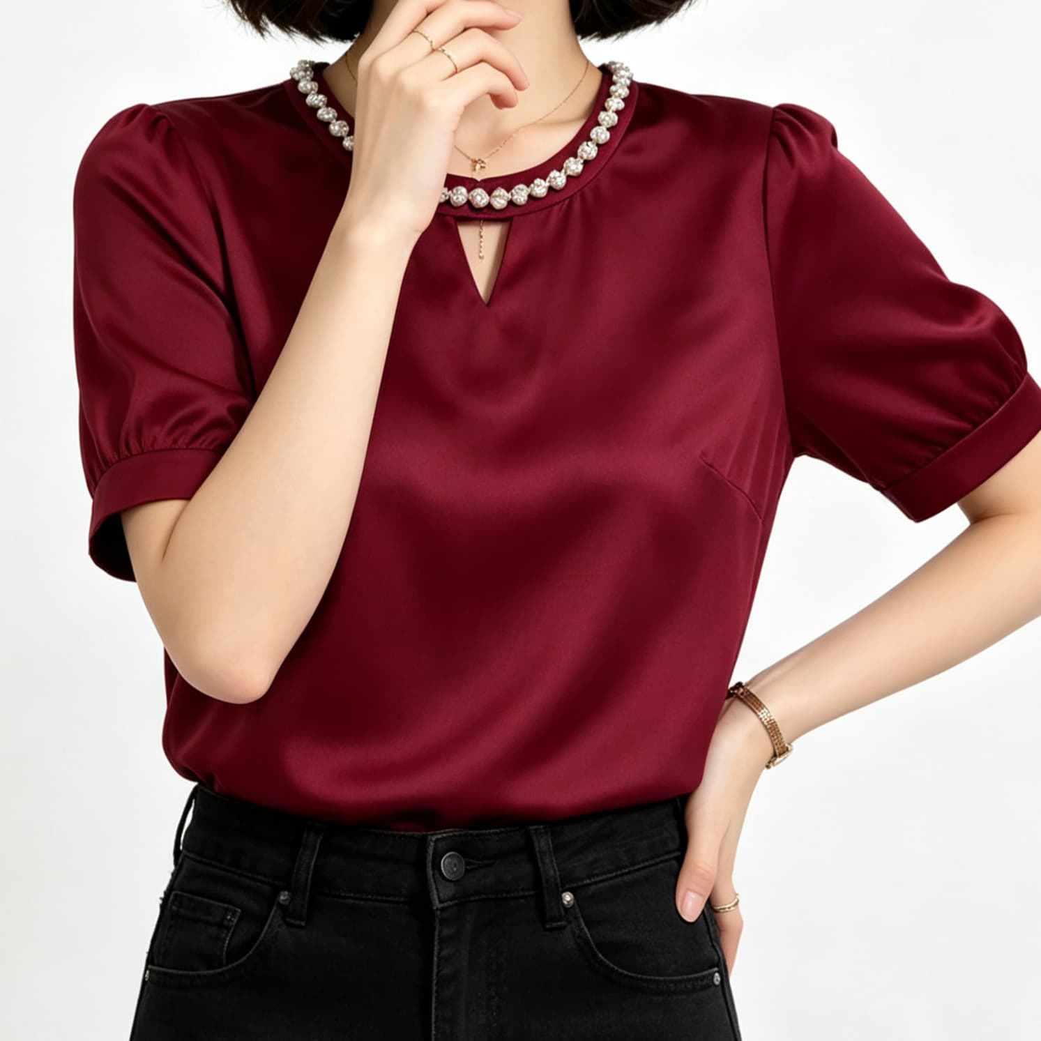 재고 있음 여름 새로운 부드러운 바람 진주 장식 홀로우 아웃 라운드 넥 반팔 여성 의류 품격 우아함 새틴 맨위
