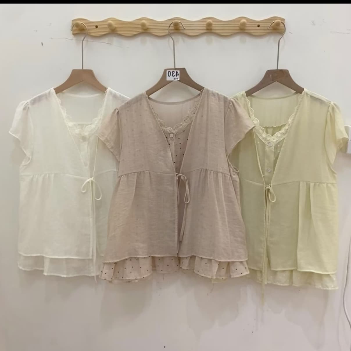 재고 있음 여름 새로운 달콤함 부드러운 Feifei 소매 셔츠 연령 감소 도트 무늬 레이스 페이크 레이어드 V넥 인형 셔츠 상세 이미지 3