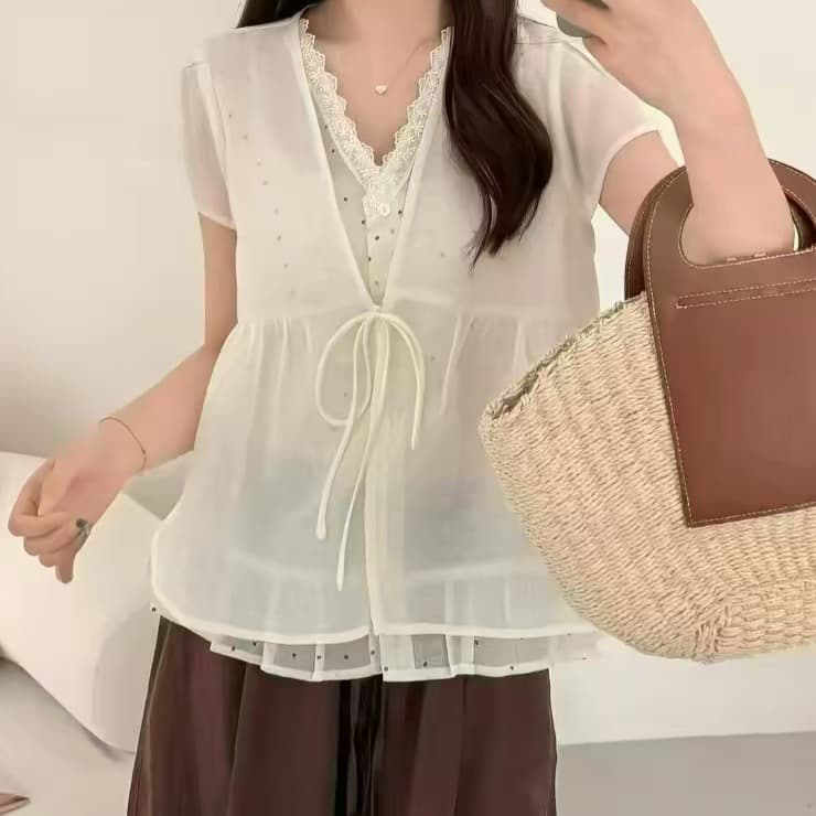 재고 있음 여름 새로운 달콤함 부드러운 Feifei 소매 셔츠 연령 감소 도트 무늬 레이스 페이크 레이어드 V넥 인형 셔츠 상세 이미지 4