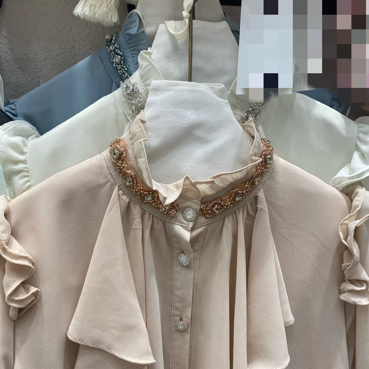 재고 있음 광저우 열세 개 여성 의류 핫픽스 프릴 스탠드 칼라 반팔 셔츠 여름 프랑스식 사소한 품격 맨위 이미지 4