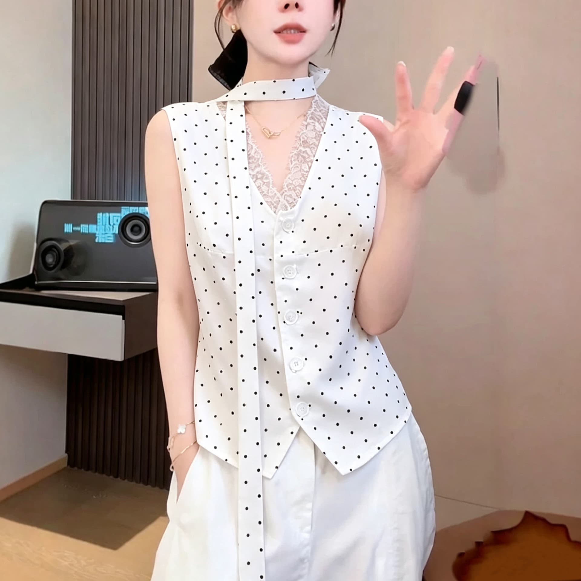 재고 있음 도트 무늬 요소 민소매 V넥 쉬폰 블라우스 도트 무늬 패치워크 레이스 맨위 상세 이미지 2