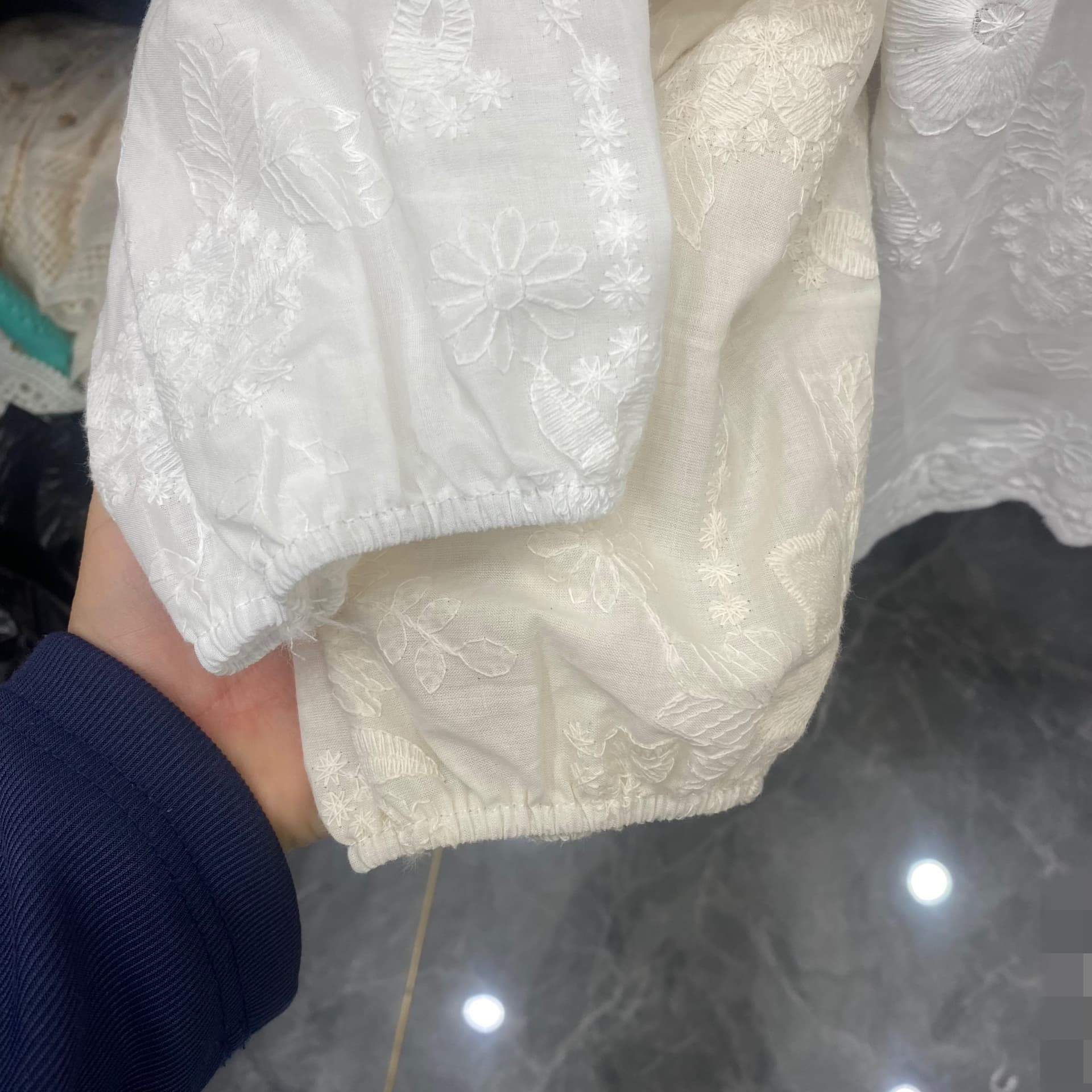 재고 있음 품격 셔츠 빅 사이즈 여성 의류 봄 가을 새로운 레이스 조각 자수 셔츠 긴팔 재킷 다용도 맨위 상세 이미지 6