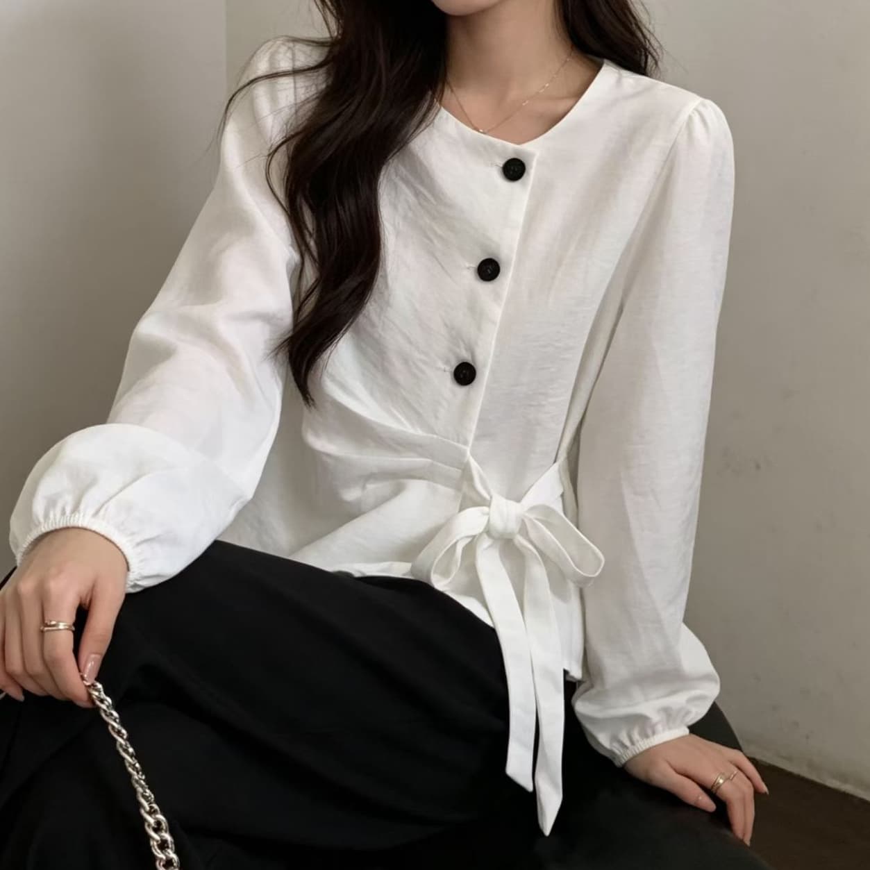 재고 있음 불규칙 단색 스트랩 몸매 가꾸기 라운드 넥 다용도 편안함 셔츠 여성 의류 새로운 봄 가을 긴팔 셔츠 상세 이미지 3
