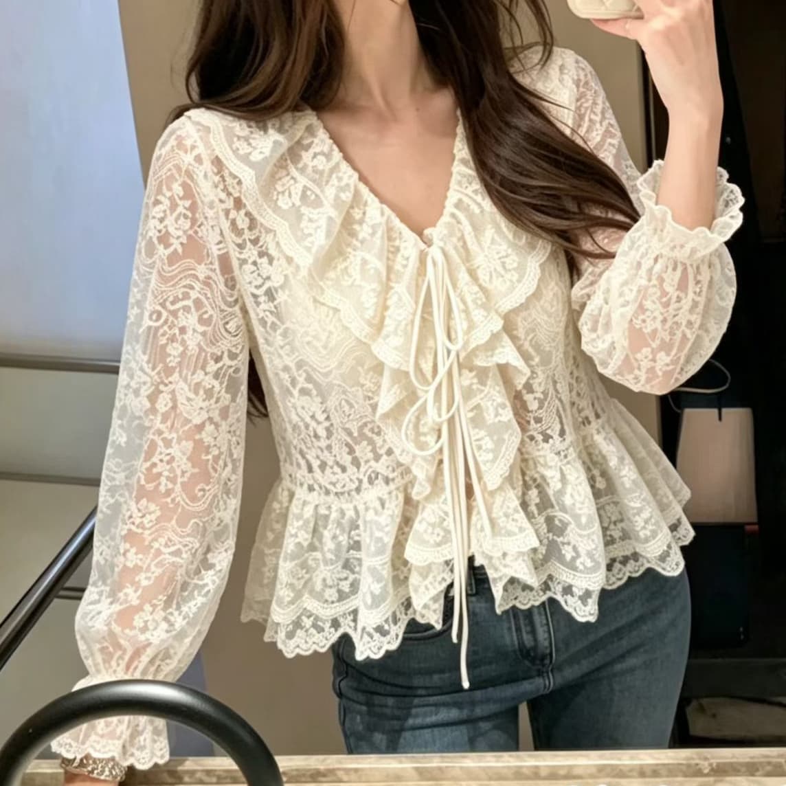 재고 있음 빅 사이즈 프랑스식 레이스 V넥 레이스업 긴팔 셔츠 봄 가을 새로운 연꽃 잎 레이스 자수 디자인 센스 맨위 상세 이미지 3