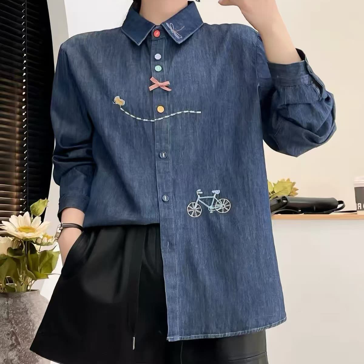 재고 있음 봄 가을 새로운 자전거 자수 데님 셔츠 폴로 칼라 긴팔 색상 버클 루즈핏 캐주얼 여성 셔츠 이미지 3