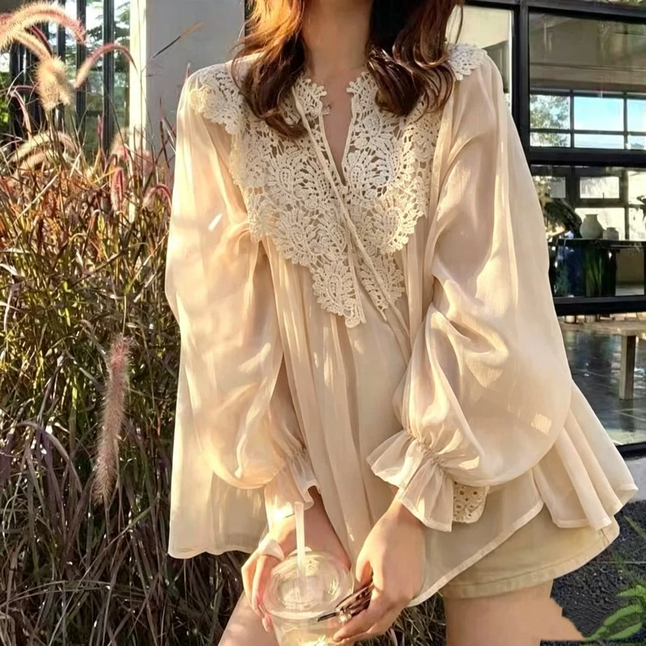 재고 있음 부드러운 바람 무거운 작업 레이스 작은 셔츠 세트 봄 가을 레이스 패치워크 디자인 작은 셔츠 캐미솔 세트 이미지 4