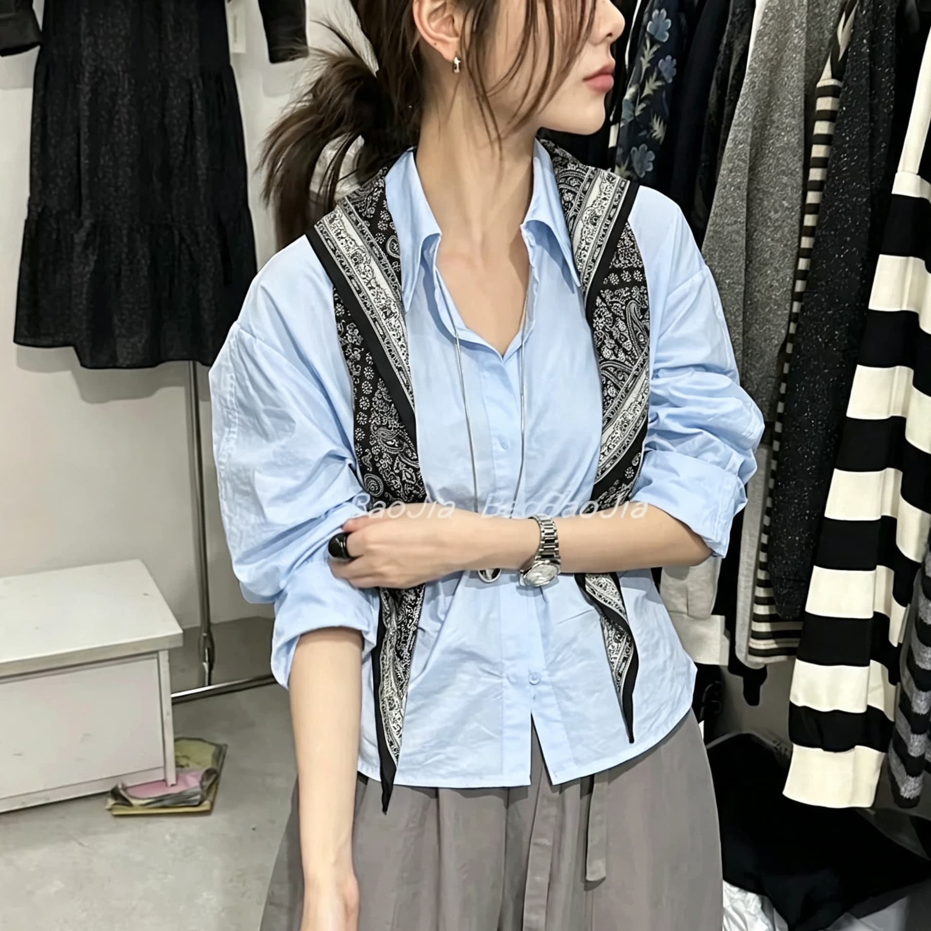 재고 있음 한 부서 미니멀리즘 폴로 칼라 단추 경기 스카프 품격 허리 수축 셔츠 가을 새로운 몸매 가꾸기 슬림해 보이는 작은 셔츠 이미지 5
