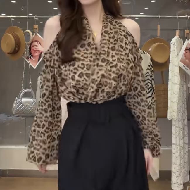 재고 있음 레오파드 무늬 외국 가스 V넥 긴팔 셔츠 가을 새로운 품격 로얄 자매 슬림해 보이는 패션 다용도 맨위