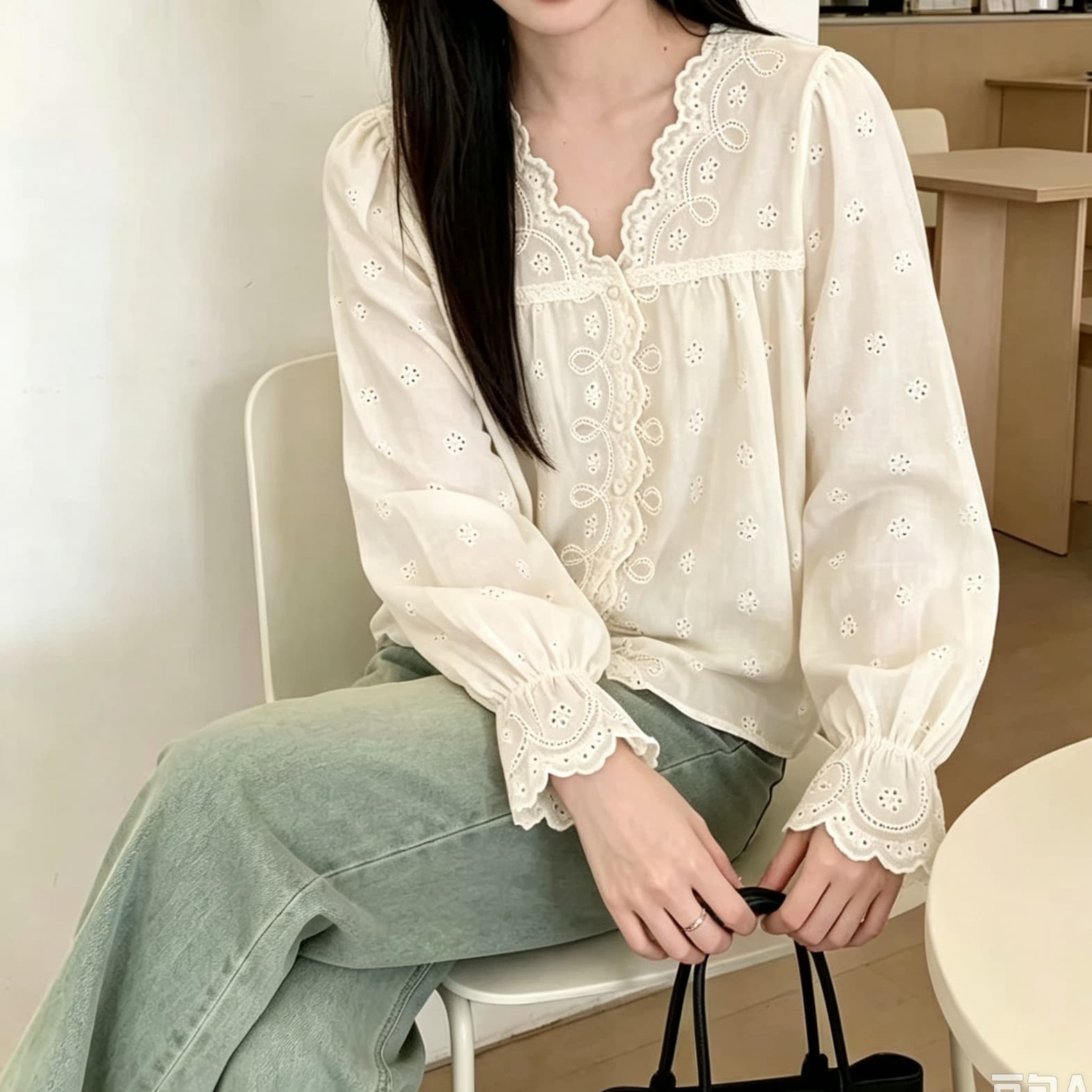 재고 있음 유럽 상품 외국 가스 여성 셔츠 레이스 서리가 내린 부서 고급 센스 셔츠 긴팔 긍정적 인 어깨 의류 부드러운 바람 한 부서