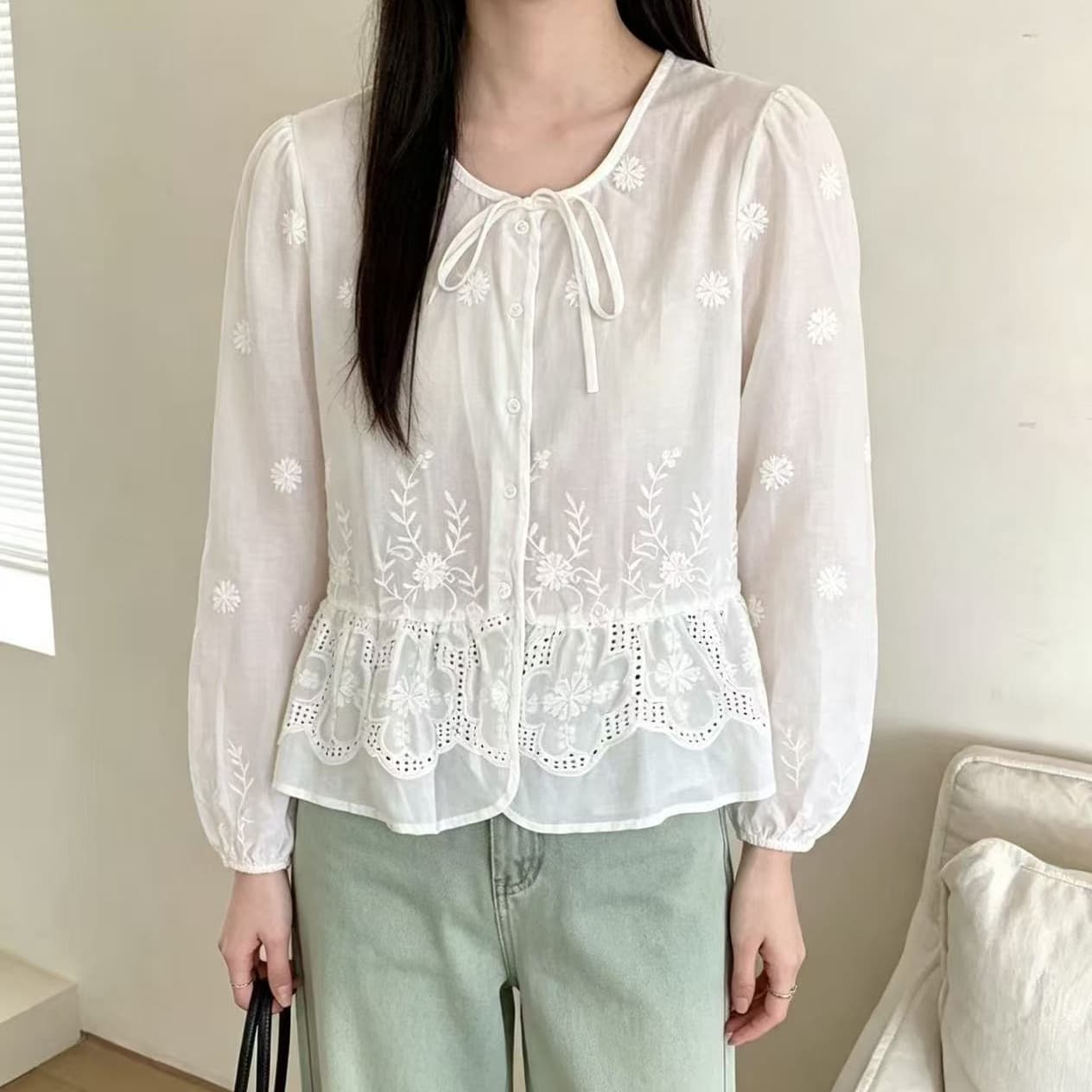 재고 있음 달콤함 학원 스타일 자수 꽃 홀로우 아웃 거품 소매 여성 셔츠 봄 가을 루즈핏 연령 감소 싱글 줄 버튼 맨위 이미지 2