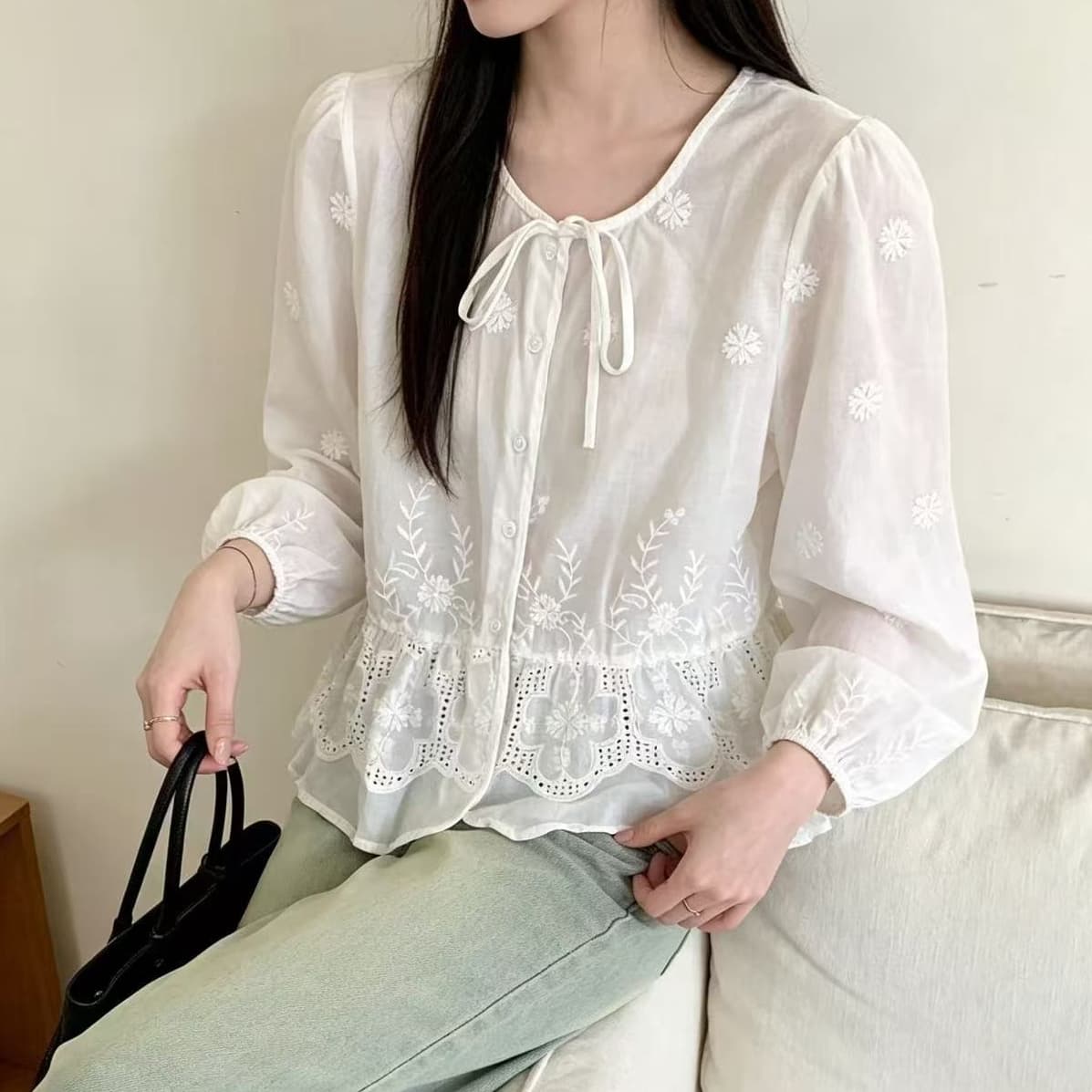 재고 있음 달콤함 학원 스타일 자수 꽃 홀로우 아웃 거품 소매 여성 셔츠 봄 가을 루즈핏 연령 감소 싱글 줄 버튼 맨위
