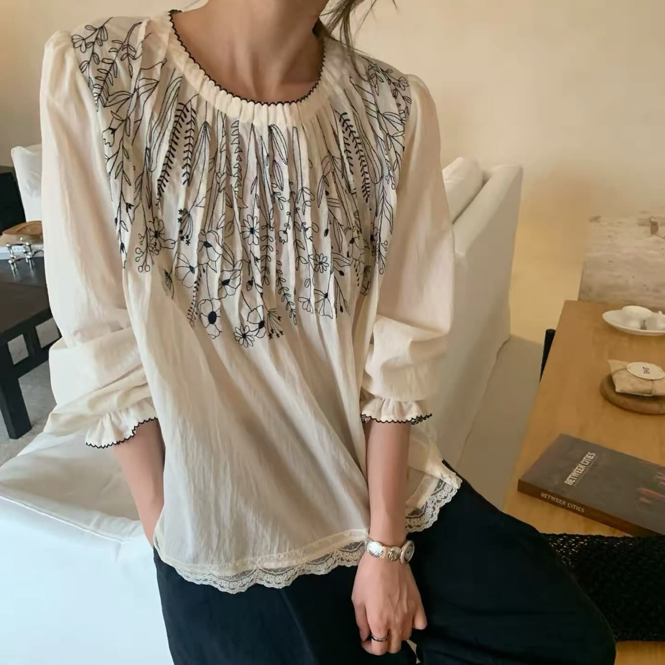 재고 있음 한 부서 가을 의상 새로운 한국 스타일 미니멀리즘 다용도 한 부서 디자인 센스 작은 대중 자수 라운드 넥 긴팔 셔츠