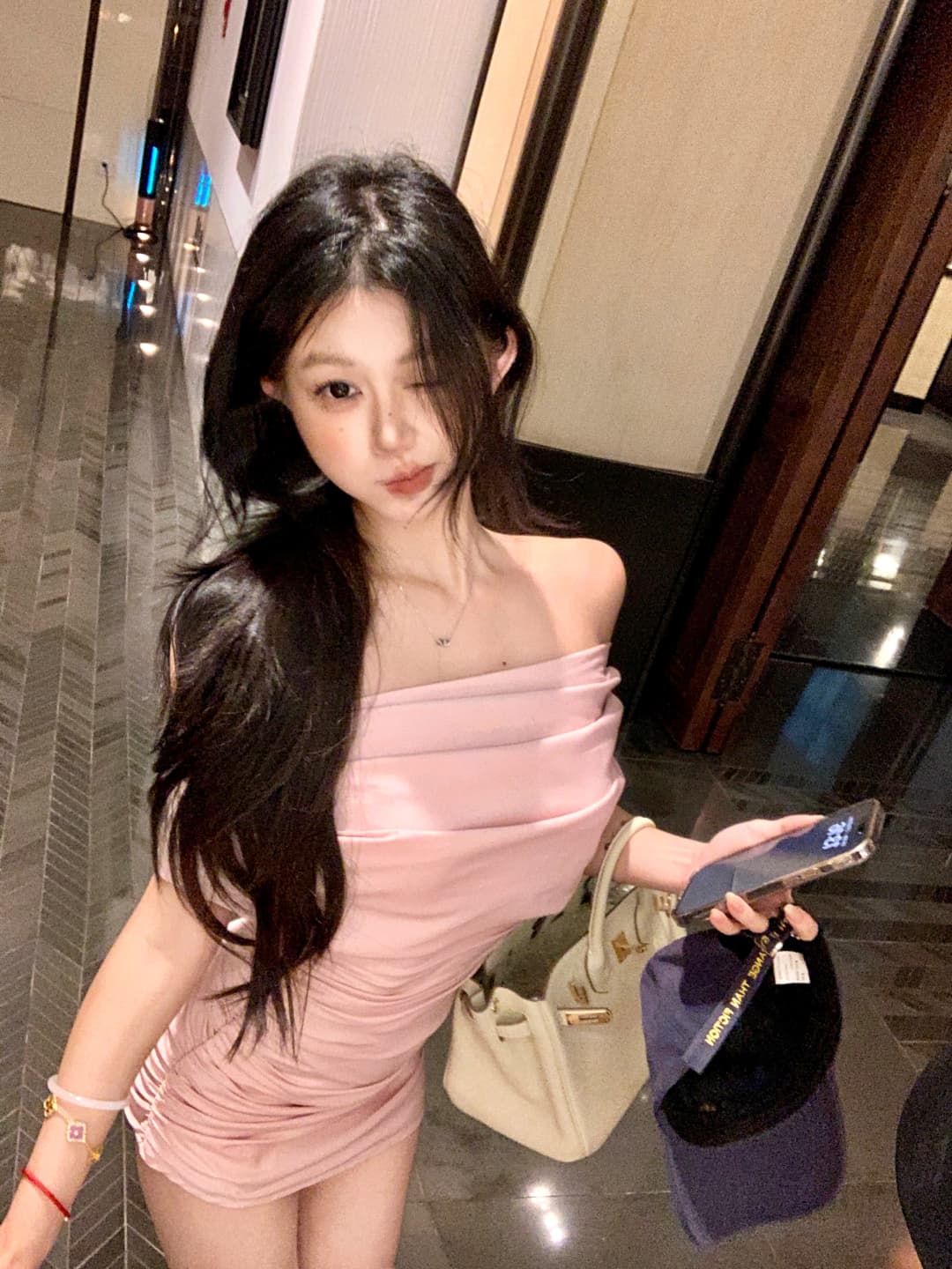 실사 정가 복숭아 소다 핑크색 오프숄더 주름 드레스 상세 이미지 6