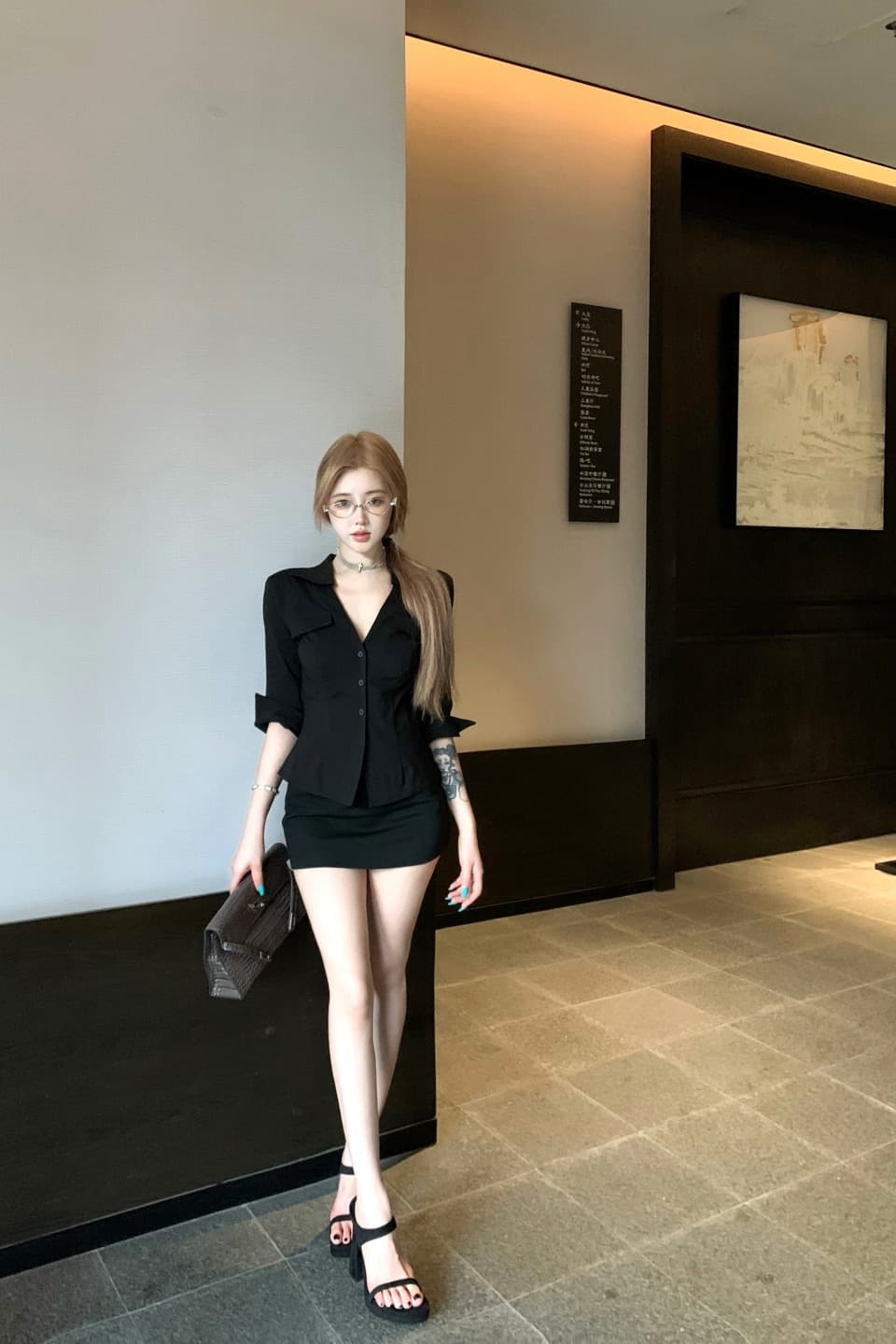 실사 정가 매운맛 여성 교사 바다 악마의 바람 셔츠 타이트 스커트 반 스커트 몸매 가꾸기 V넥 섹시함 작은 미니 스커트 세트 이미지 5