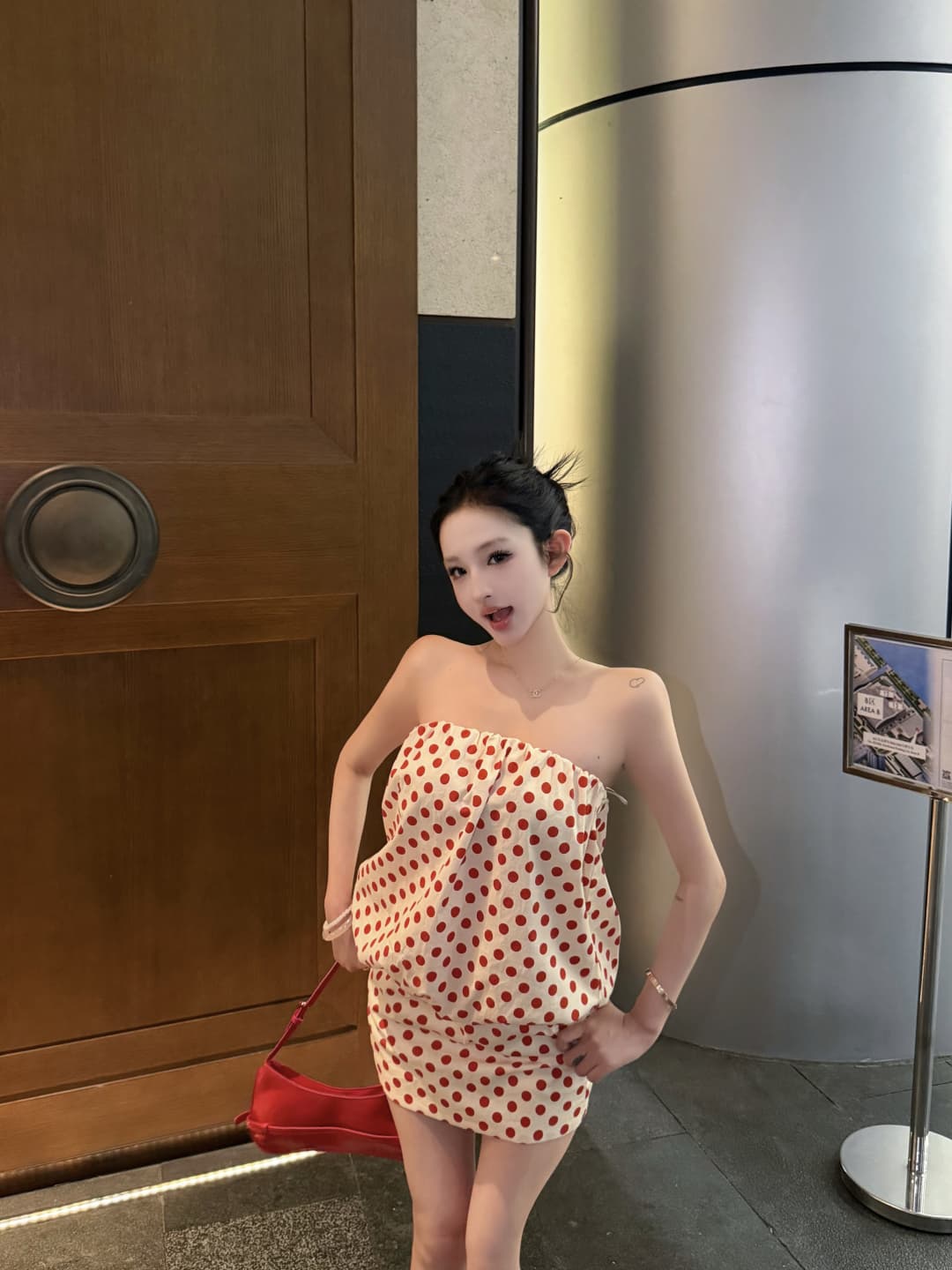 실사 정가 스트레이트 칼라 오프숄더 도트 무늬 튜브탑 드레스 상세 이미지 17