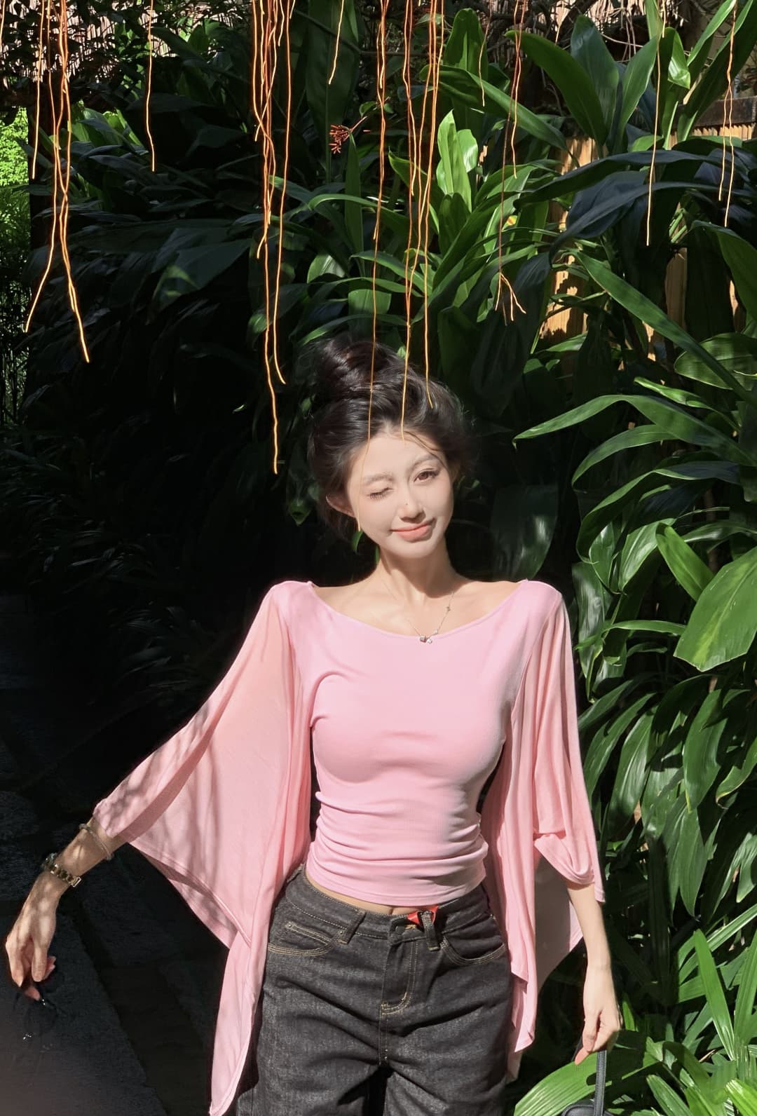 실사 정가 문단 그림자 소매 맨위 한 단어 대 네클라인 프로 피부 통기성 쇼트 스타일 나팔 소매 티셔츠 여성 상세 이미지 3
