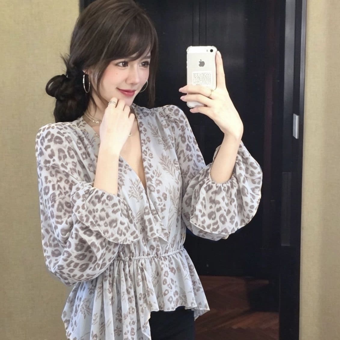 레오파드 무늬 V 넥 셔츠 여성 2026 새로운 여름 연령 감소 외국 가스 불규칙 표지 배 허리 수축 쉬폰 톱 상세 이미지 1