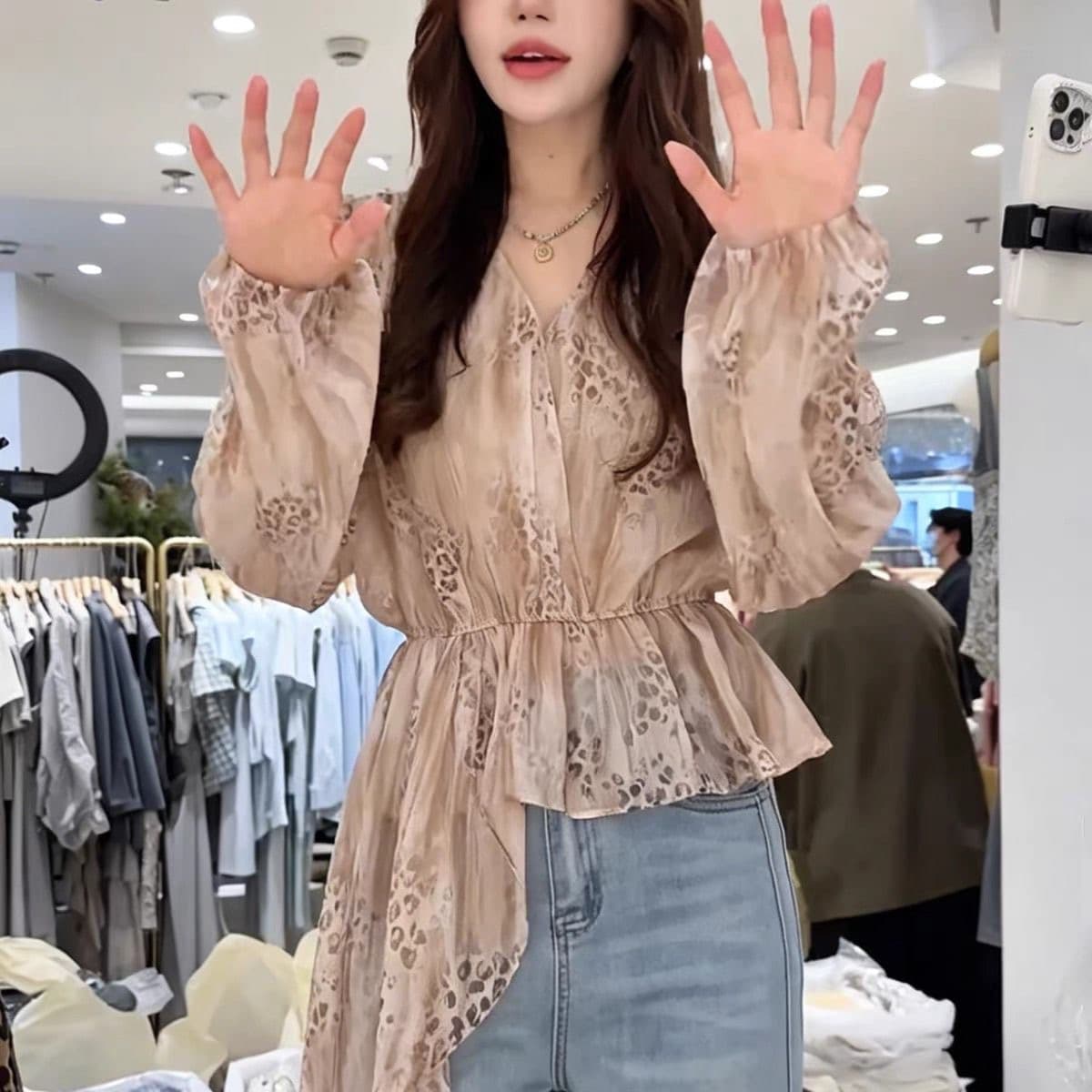 레오파드 무늬 V 넥 셔츠 여성 2026 새로운 여름 연령 감소 외국 가스 불규칙 표지 배 허리 수축 쉬폰 톱 상세 이미지 5