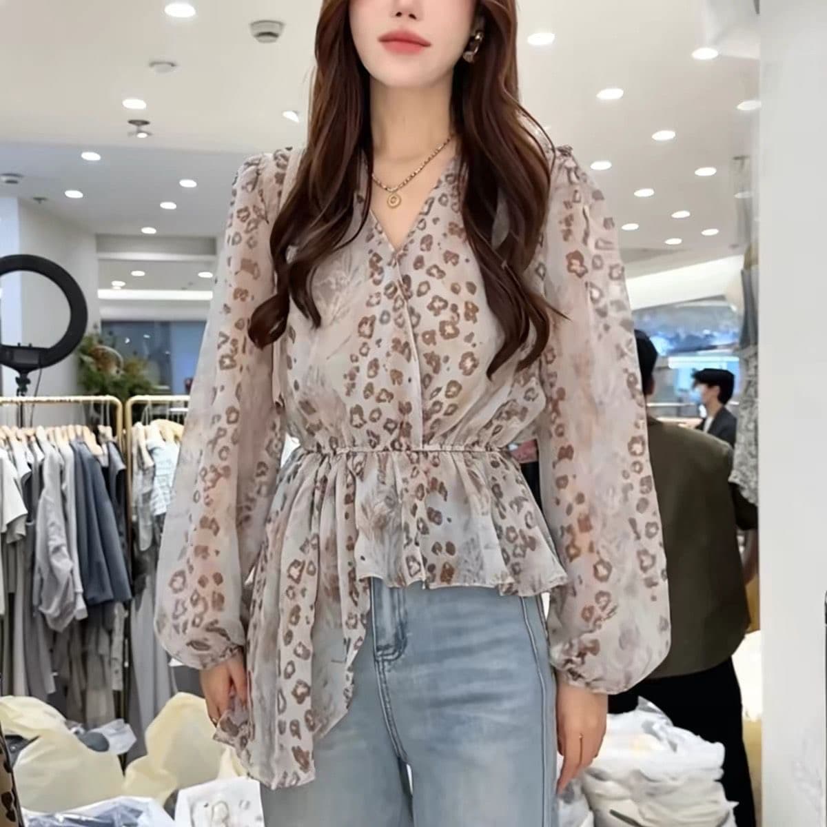 레오파드 무늬 V 넥 셔츠 여성 2026 새로운 여름 연령 감소 외국 가스 불규칙 표지 배 허리 수축 쉬폰 톱 상세 이미지 6
