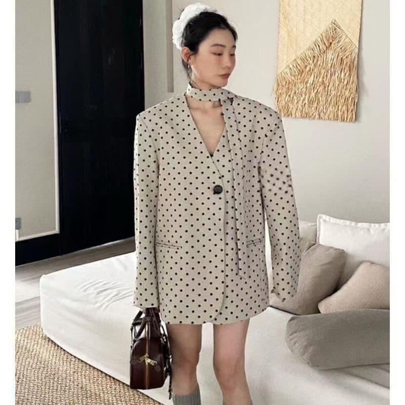 봄 새로운 한국 스타일 디자인 센스 세련된 프로필 모양 도트 무늬 블레이저 ins 바람 레트로 절묘한 V넥 정장 여성 이미지 4