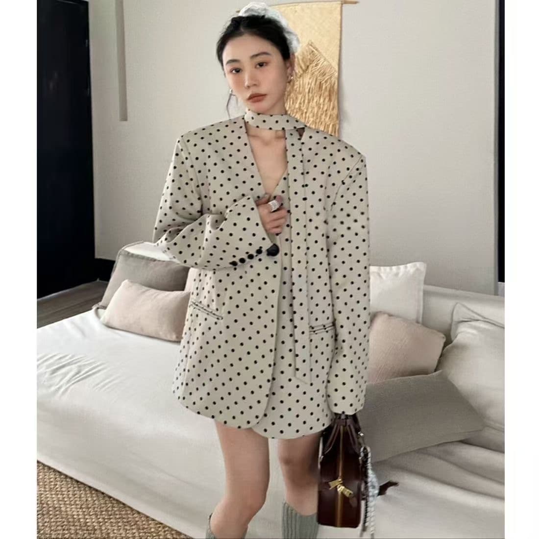 봄 새로운 한국 스타일 디자인 센스 세련된 프로필 모양 도트 무늬 블레이저 ins 바람 레트로 절묘한 V넥 정장 여성
