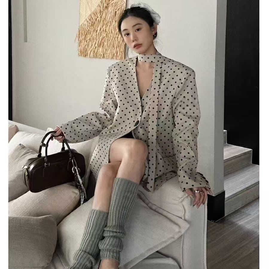 봄 새로운 한국 스타일 디자인 센스 세련된 프로필 모양 도트 무늬 블레이저 ins 바람 레트로 절묘한 V넥 정장 여성 상세 이미지 1