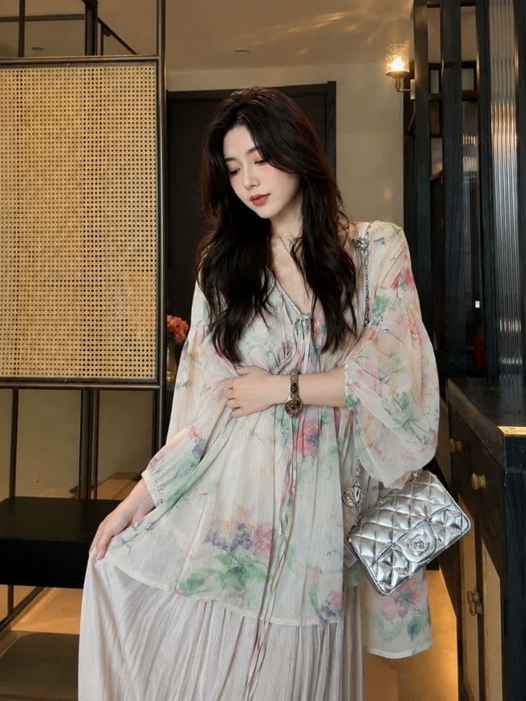 고급 센스 프랑스식 작은 대중 V넥 꽃무늬 여성 셔츠 이른 가을 새로운 자이언트 잘 생긴 디자인 센스 연령 감소 다용도 맨위