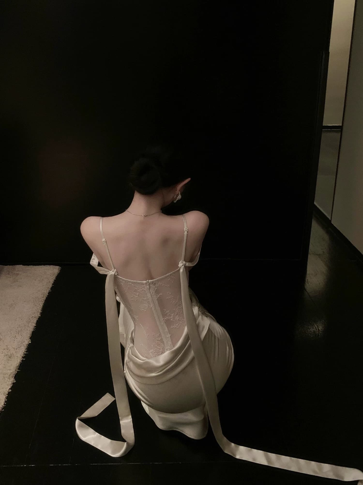 jayky yang 달 그림자 유리 흔들다 칼라 레이스 조각 슬립 드레스 펌프 Pleat 디자인 슬림해 보이는 새틴 롱 스커트 상세 이미지 3
