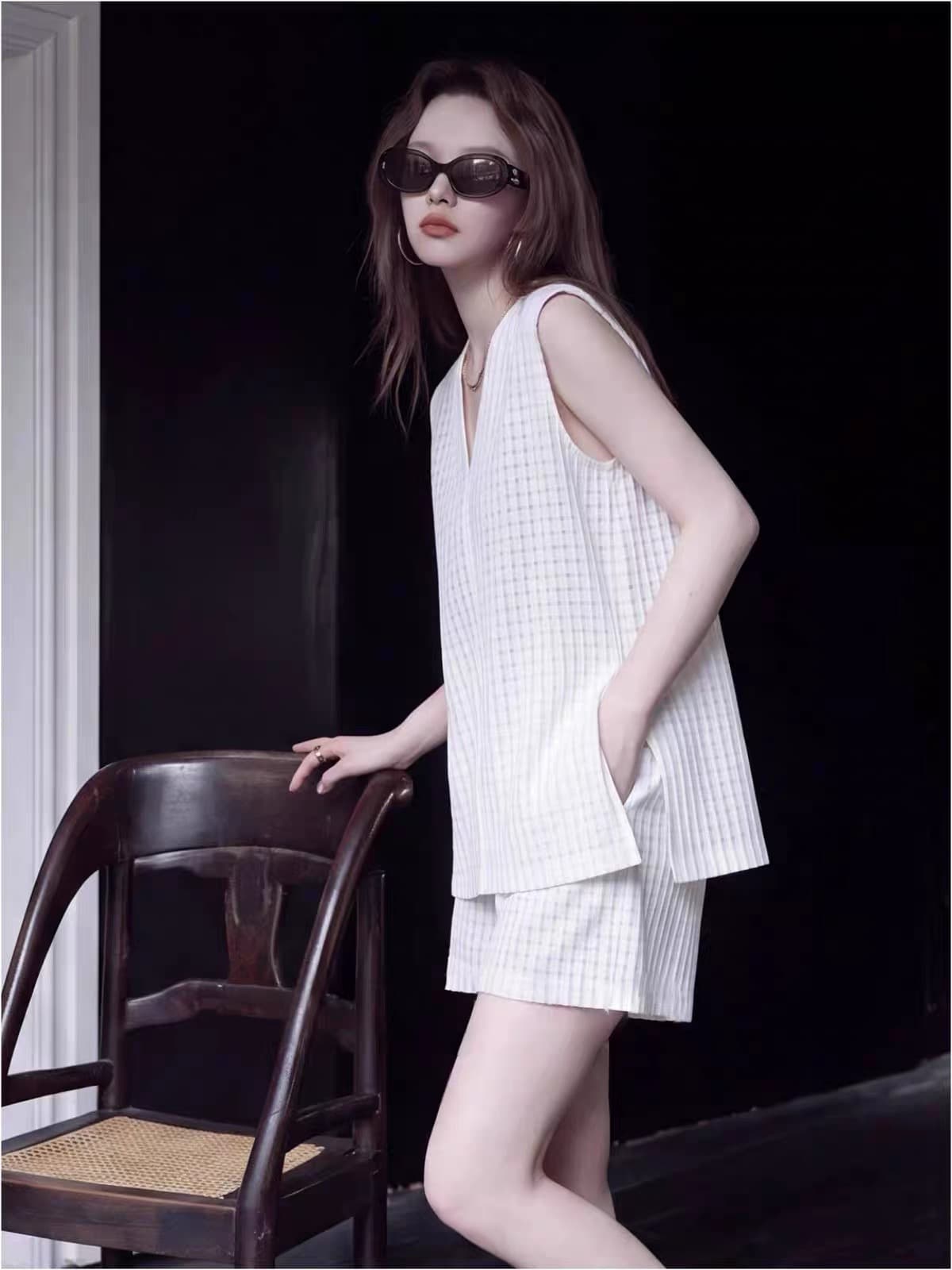 2026 슈퍼 화재 전체 집합 여름 드레스 빛 사람들 코치 착용 가져 가라. 캐주얼 바람 ootd 느슨함 센스 화이트 베스트 세트 여성 이미지 3