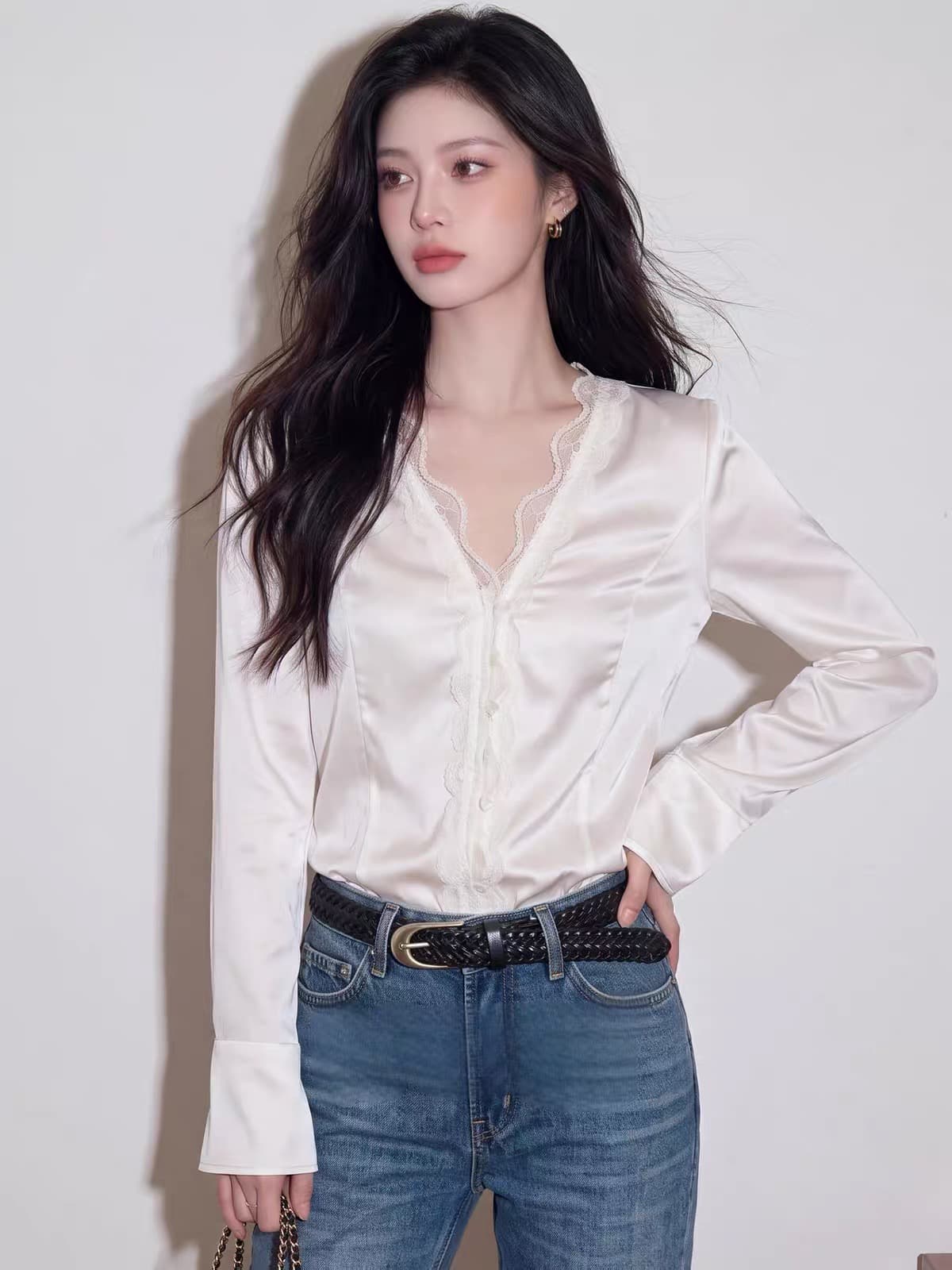 2026 이른 가을 새로운 프랑스식 고급 화이트 깃발 센스 새틴 패치워크 V넥 여성 셔츠 조용한 럭셔리 센스 작은 맨위