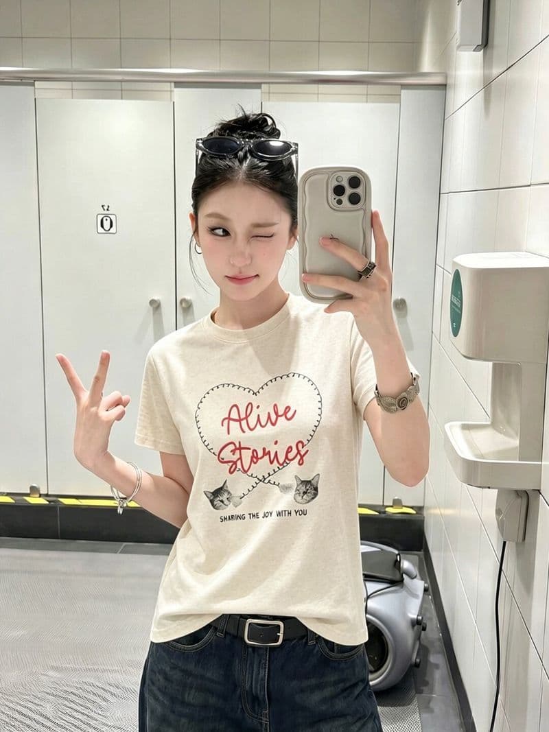 새로운 하트 프린트 긍정적 인 어깨 반팔 티셔츠 여성 셔츠 상세 이미지 3