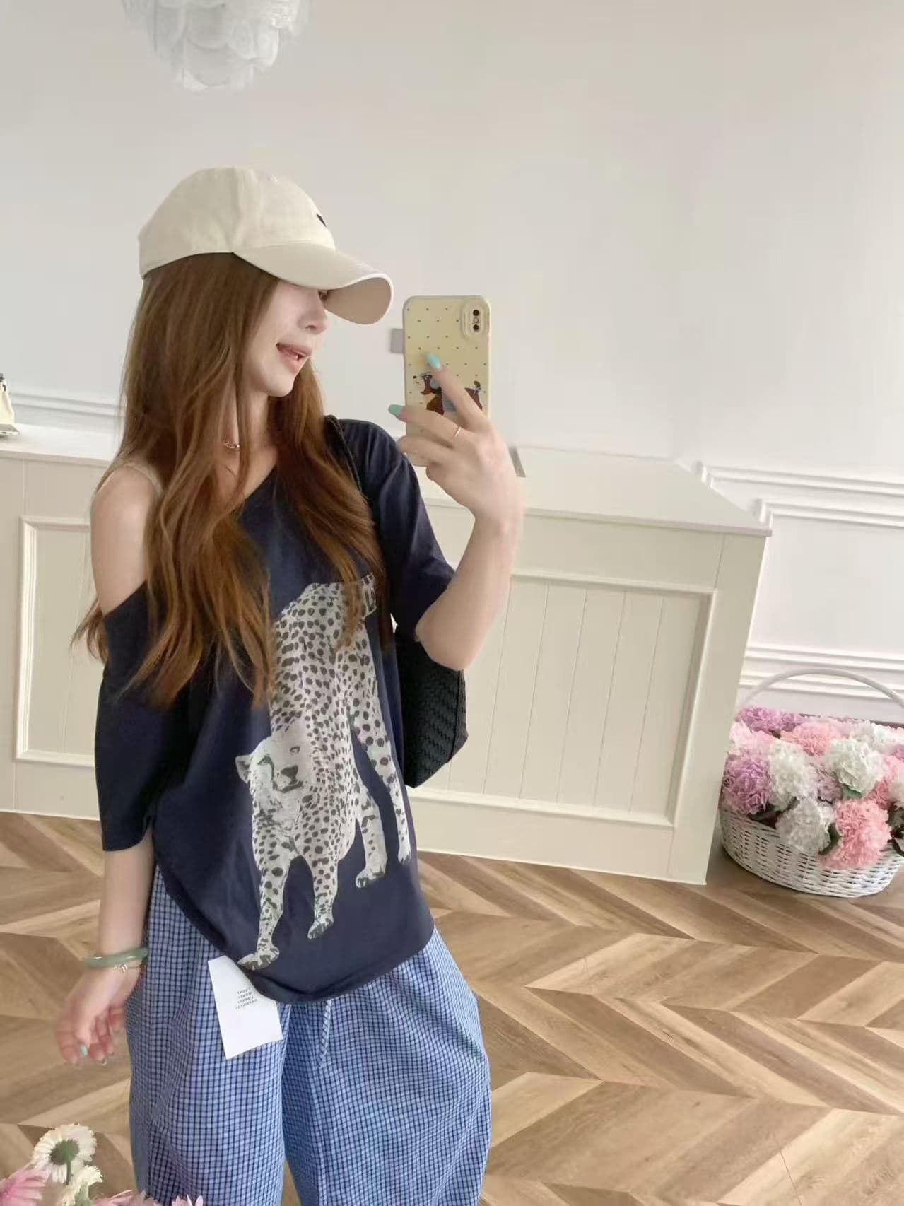 새로운 생방송 품질 비스듬한 어깨 오프숄더 티셔츠 표범 프린트 맨위 상세 이미지 3